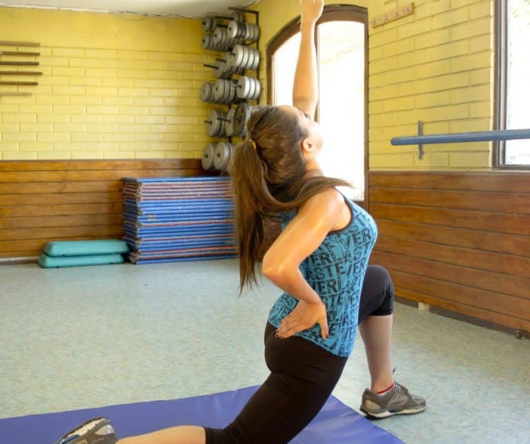 Kobieta ćwiczy w sali fitness.