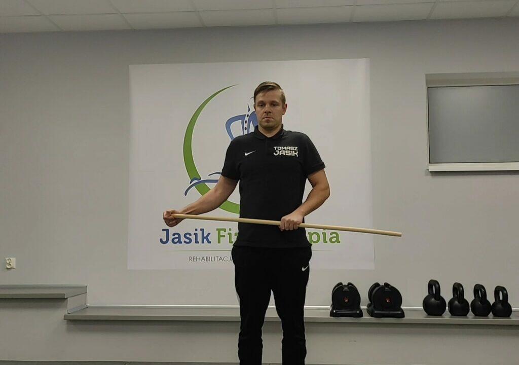 Ćwiczenie rehabilitacyjne z kijem w Jasik Fizjoterapia