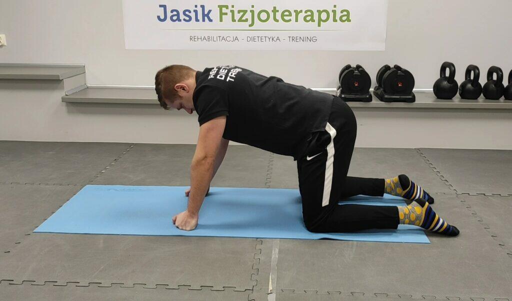 Ćwiczenie na macie w Jasik Fizjoterapia