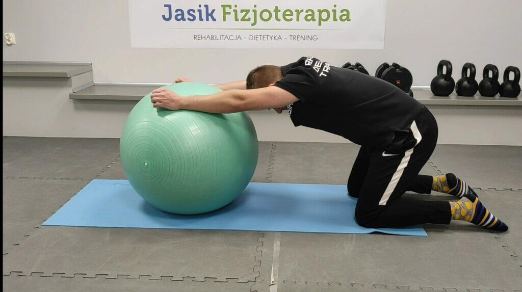 Ćwiczenia fizjoterapeutyczne z piłką w gabinecie.