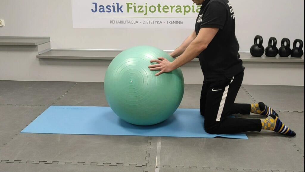 Ćwiczenia z piłką rehabilitacyjną na macie
