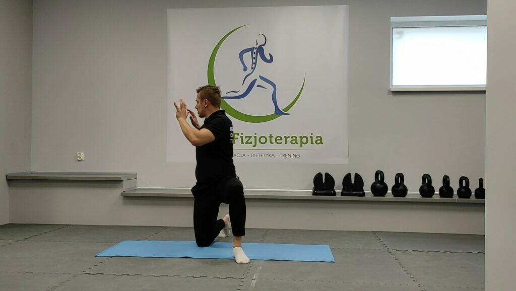 Ćwiczenia fizjoterapeutyczne na macie w gabinecie