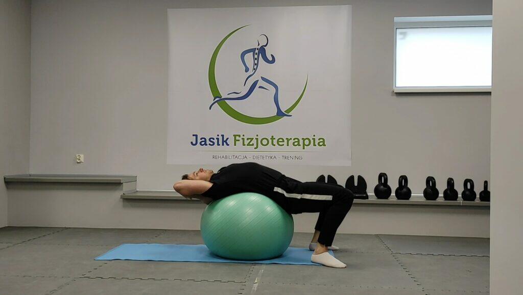 Ćwiczenie na piłce rehabilitacyjnej w gabinecie fizjoterapii.
