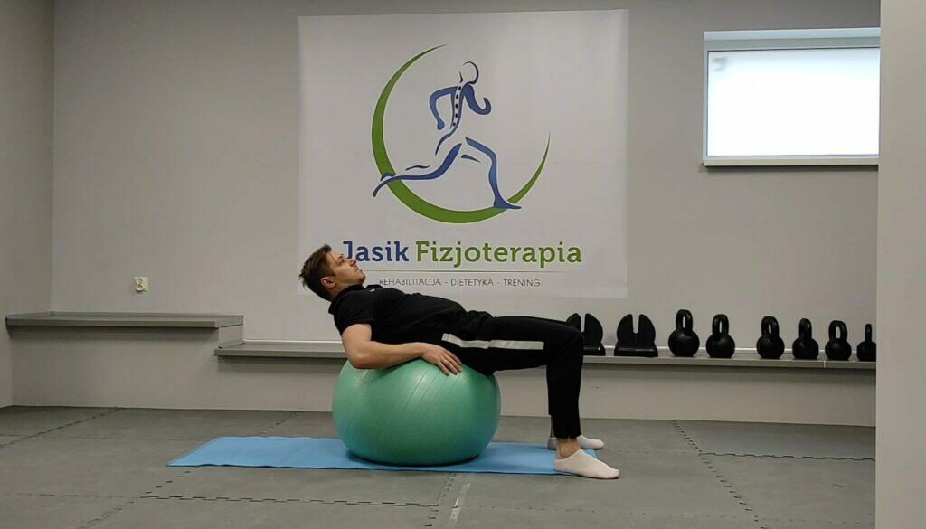 Ćwiczenie na piłce w centrum fizjoterapii.