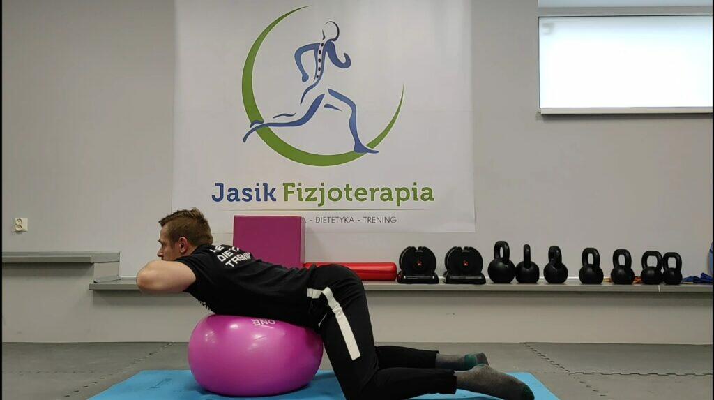 Fizjoterapia: ćwiczenia na piłce w gabinecie.