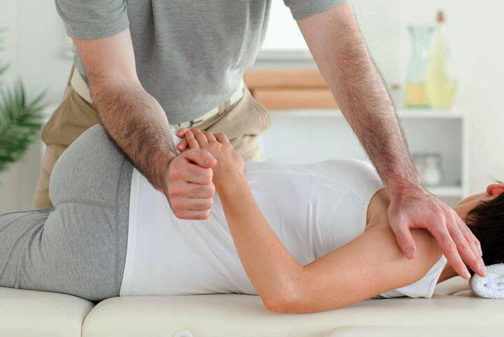 Terapia manualna kręgosłupa pacjentki